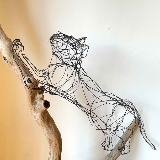 "D’elle en ailes" est une sculpture en fil de fer signée Fabienne Quenard. Une œuvre lumineuse, hommage à la féminité, au mouvement et à l’énergie intérieure.