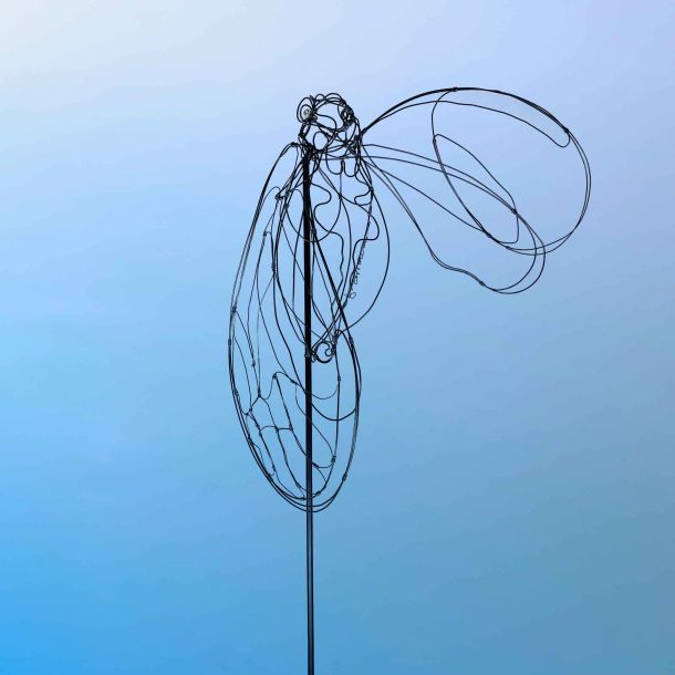 "D’elle en ailes" est une sculpture en fil de fer signée Fabienne Quenard. Une œuvre lumineuse, hommage à la féminité, au mouvement et à l’énergie intérieure.