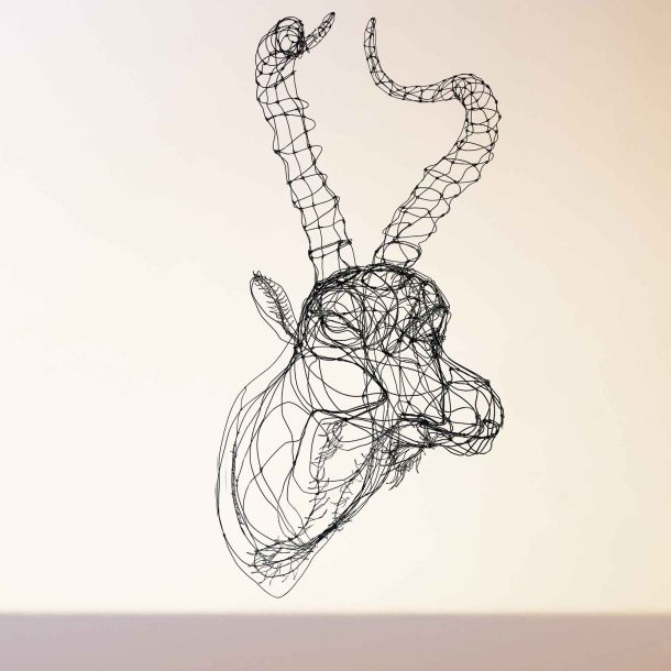 "D’elle en ailes" est une sculpture en fil de fer signée Fabienne Quenard. Une œuvre lumineuse, hommage à la féminité, au mouvement et à l’énergie intérieure.