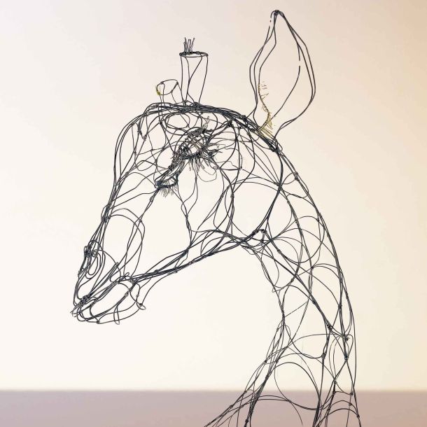 "D’elle en ailes" est une sculpture en fil de fer signée Fabienne Quenard. Une œuvre lumineuse, hommage à la féminité, au mouvement et à l’énergie intérieure.
